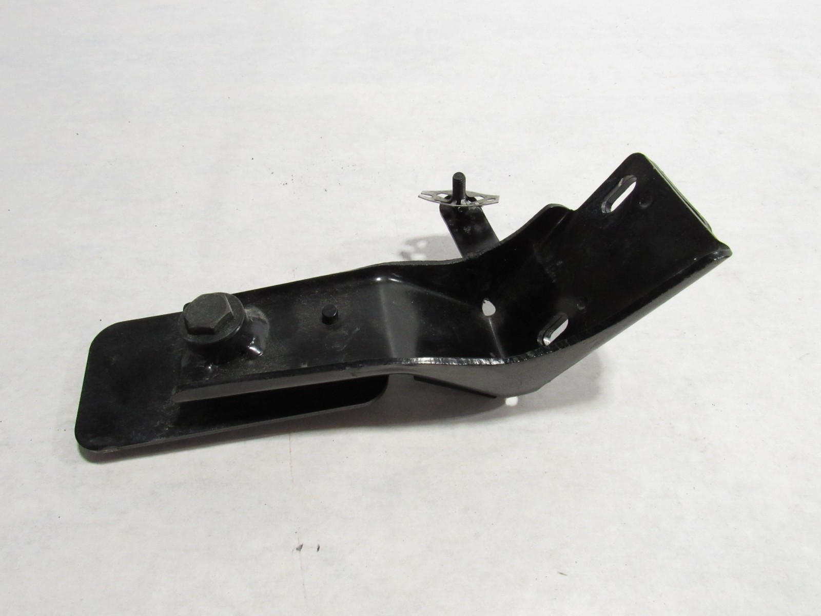 15-19 Ferrari 488 Spider 2017 Left Center Fuel Tank Retainer Mount Bracket ;@2