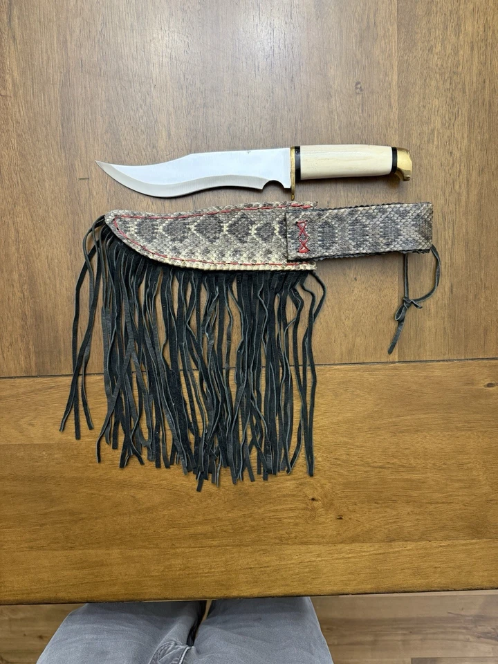 Cuchillo nativo hecho a mano con serpiente de cascabel y funda de cuero. Trabajo increíble  Foto 3 de 4