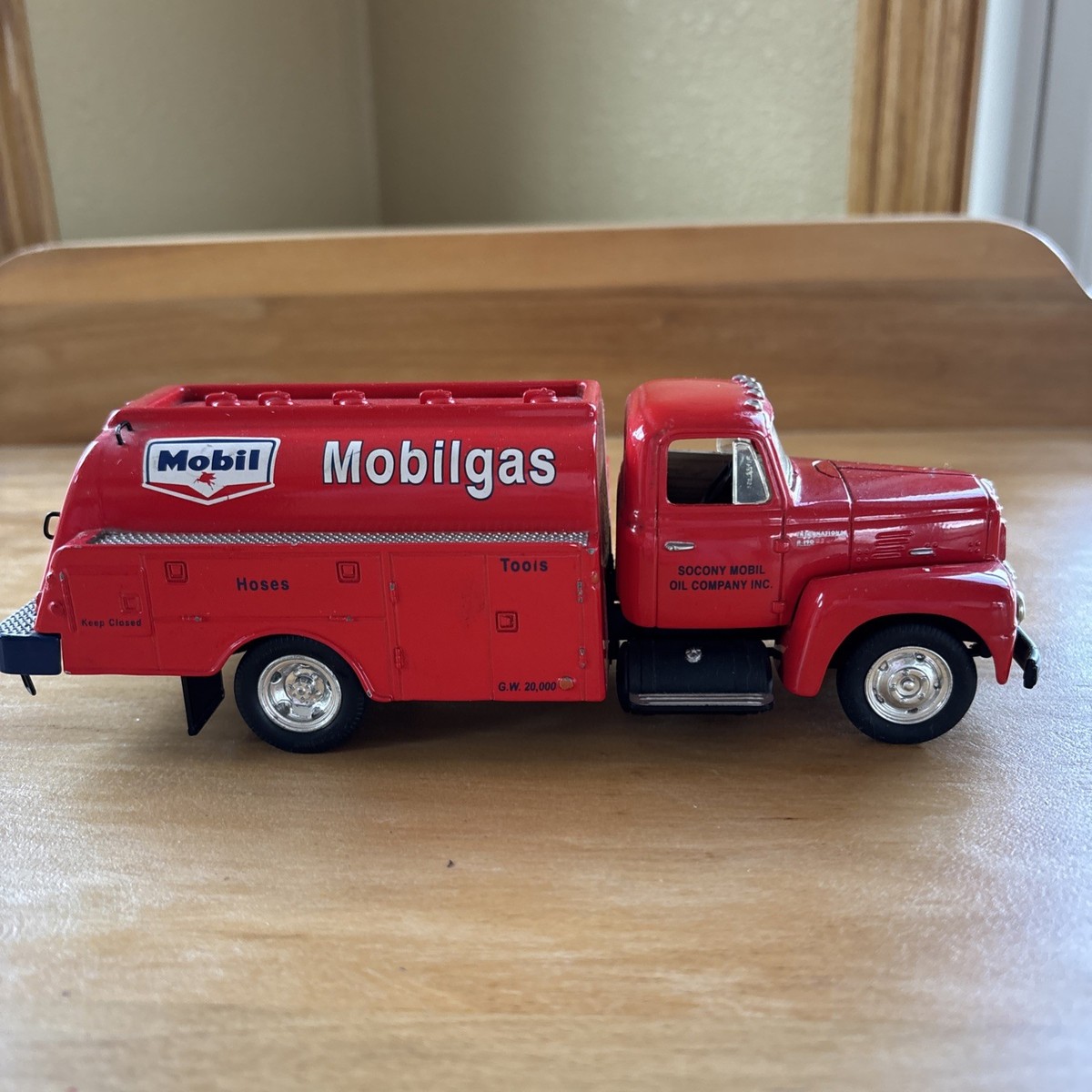 Mobilgas 小型金属製ミニカー Die-Cast Mobil Mobilgas Tanker Truck 8
