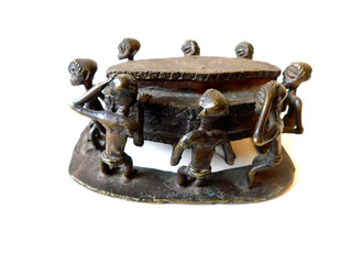 2) Acht afrikanische Sargträger aus Bronze aus dem 19. Jahrhundert