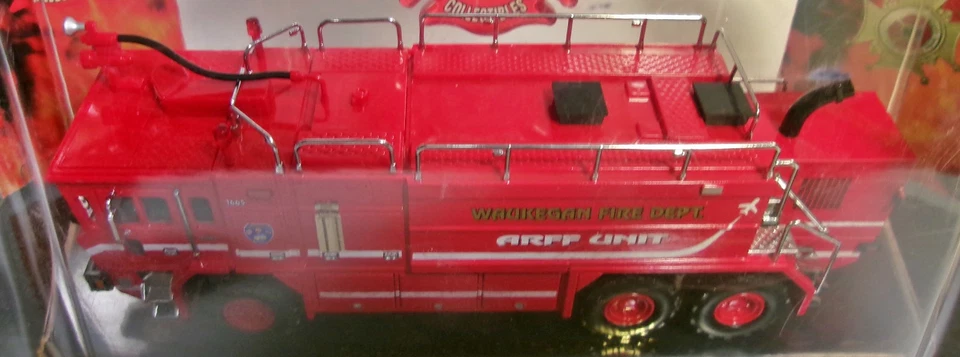 Code 3 OSHKOSH Waukegan ARFF Unit OSHKOSH O Airport Crash Unit Fire Truck 1:64 - Image 3 of 4