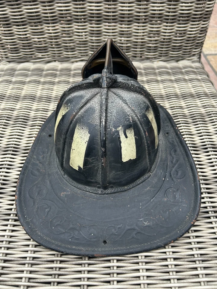 Antiker USA Feuerwehrhelm, Amesbury - Cairns & Brothers Lederhelm - Bild 3 von 4