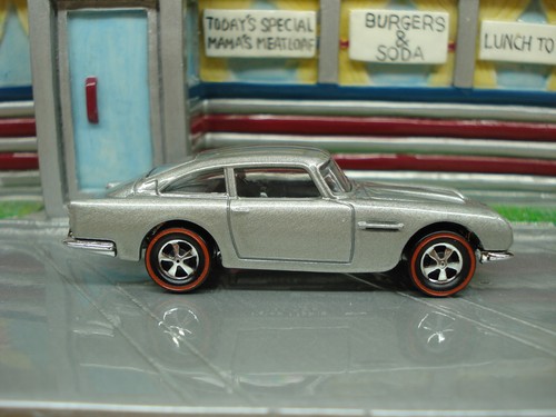 Hot Wheels 1963 Aston Martin DB5 007 Goldfinger with Custom Redline Conversion