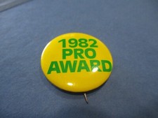 1982 PRO AWARD ,PROMO GREEN AND GOLD ADVERTISING SOUVENIR BUTTON PIN 1  1/2 ''