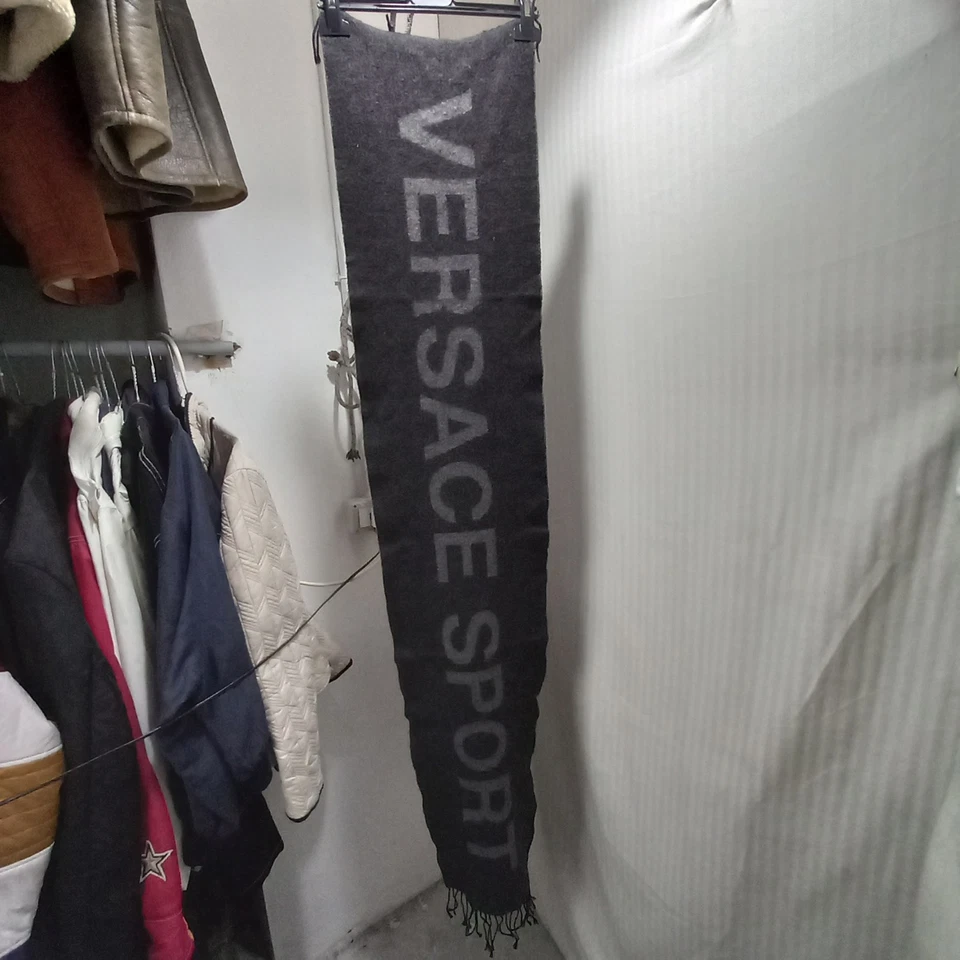 Articolo e5368 sciarpa uomo Gianni Versace grigio chiaro e grigio scuro, larghez - Imagen 3 de 4