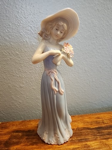Figura House of Loyd 1998, Gathering Flowers Girl - Imagen 2 de 3