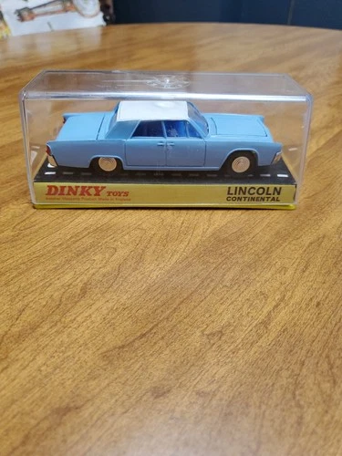Vintage DINKY TOYS LINCOLN CONTINENTAL CAR Light blue In original case
