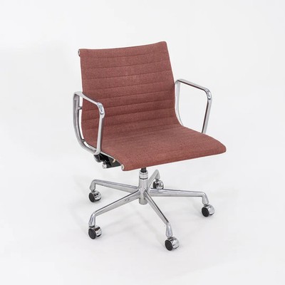 1980s Herman Miller Eames Aluminum Group Management Desk Chair in Pink Fabric
