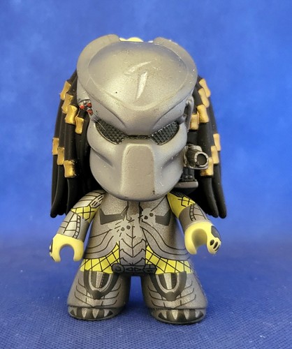 TITAN VINYL 4.5" ALIEN VS. PREDATOR FIGURE - PREDATOR LOOSE AVP 2015