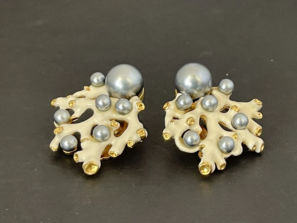 Pendientes Estate KJL Kenneth Lane Marfil Esmalte Coral Arrecife Imitación Gris Perla Clip On Foto 2 de 4