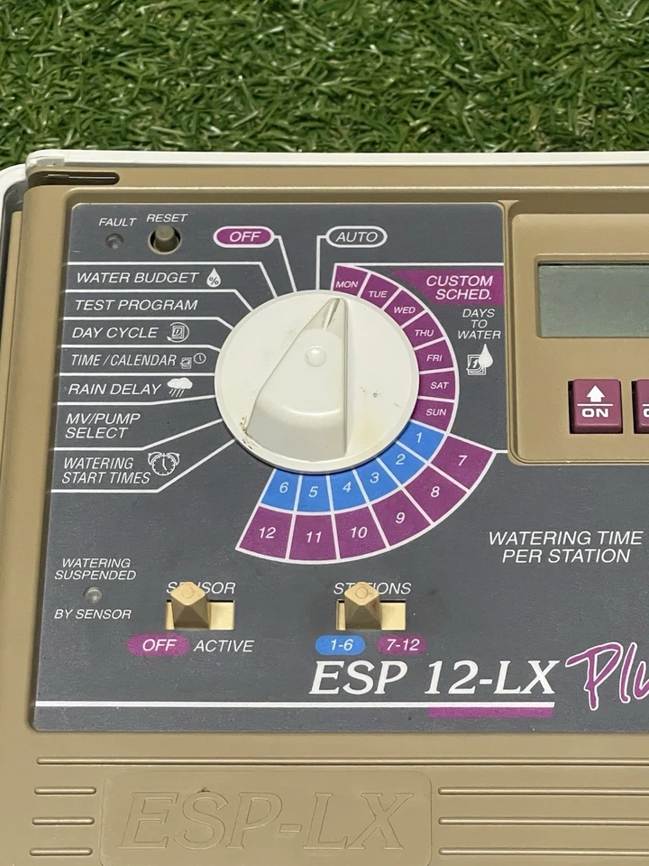 Controlador de sistema de rociadores Rain Bird ESP 12-LX Plus con guía de programación y llaves Foto 3 de 4