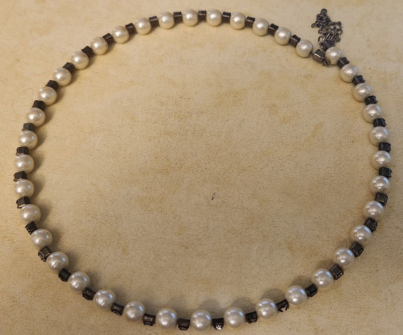 faux Pearl Chocker necklace w/rhinestones