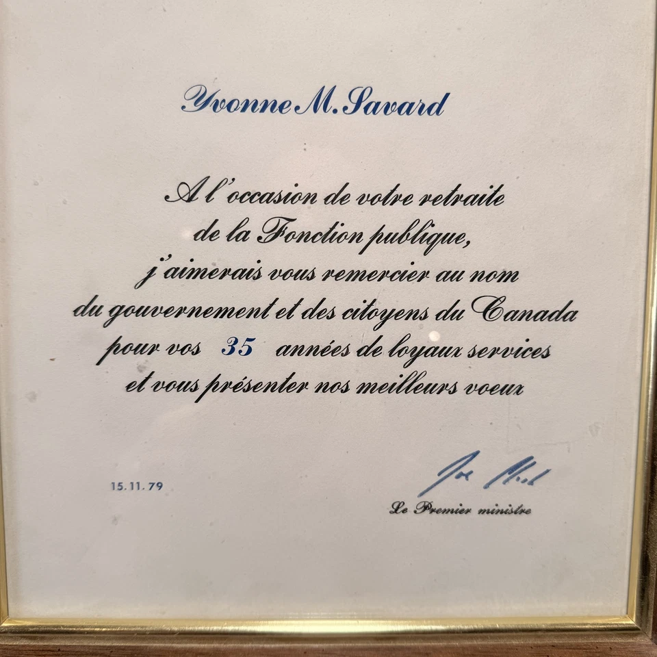 Certificado de jubilación del gobierno canadiense 1979 firmado por el primer ministro Joe Clark Foto 2 de 4