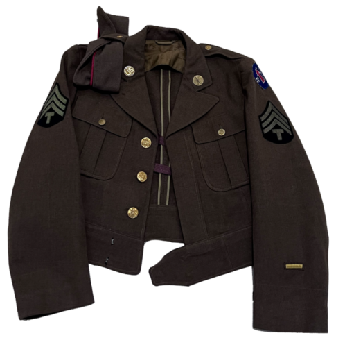 Ancienne veste Ike WW2 nommée avec écussons