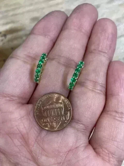 Pendientes de aro a presión de corte redondo de 2,20 quilates con esmeralda verde natural chapados en oro amarillo de 14 quilates Foto 3 de 4