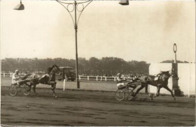 PC REAL PHOTO 1953 HORSE RACING SPORT (a34613)