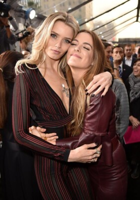 BEAUTIFUL RILEY KEOUGH & ABBY LEE KERSHAW 8X10 PHOTO