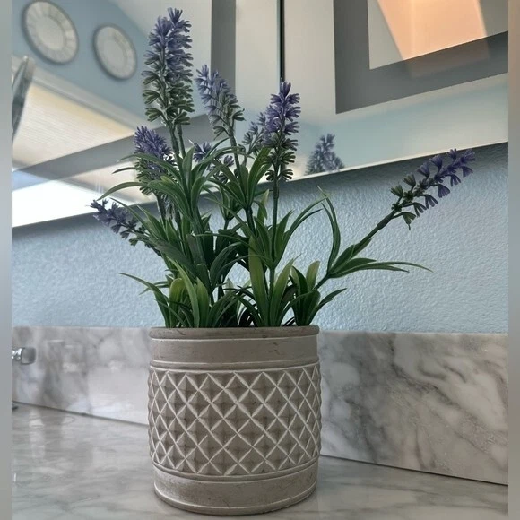 Maceta de interior/exterior con patrón lavado blanco planta lavanda artificial en maceta Foto 2 de 4