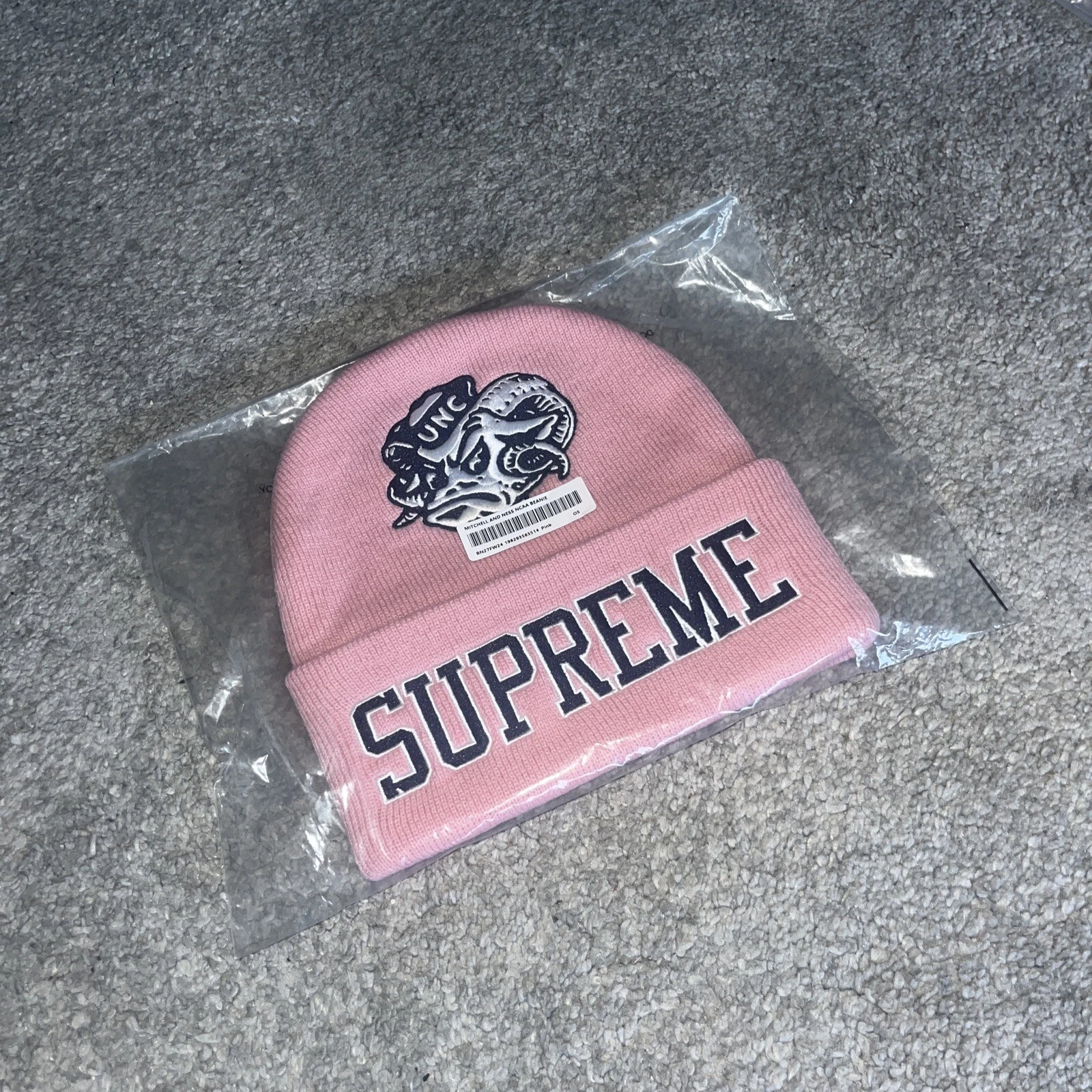 Bonnet / chapeau rose Supreme Mitchell & Ness NCAA