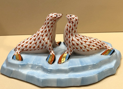 Herend Figurine - Kissing Sea Lions - Rust Fishnet ($1240)