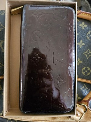 Authentic Louis Vuitton Amarante Monogram Vernis Leather Zippy Wallet 