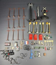 Vintage Lionel Train Accessories O Gauge Hugh Lot Of Parts Pieces