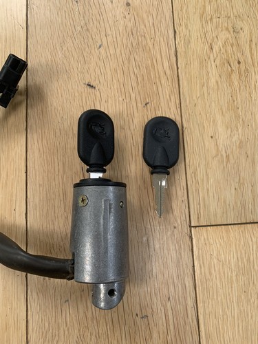 lamborghini Ignition Switch - 2 Keys - Picture 4 of 10