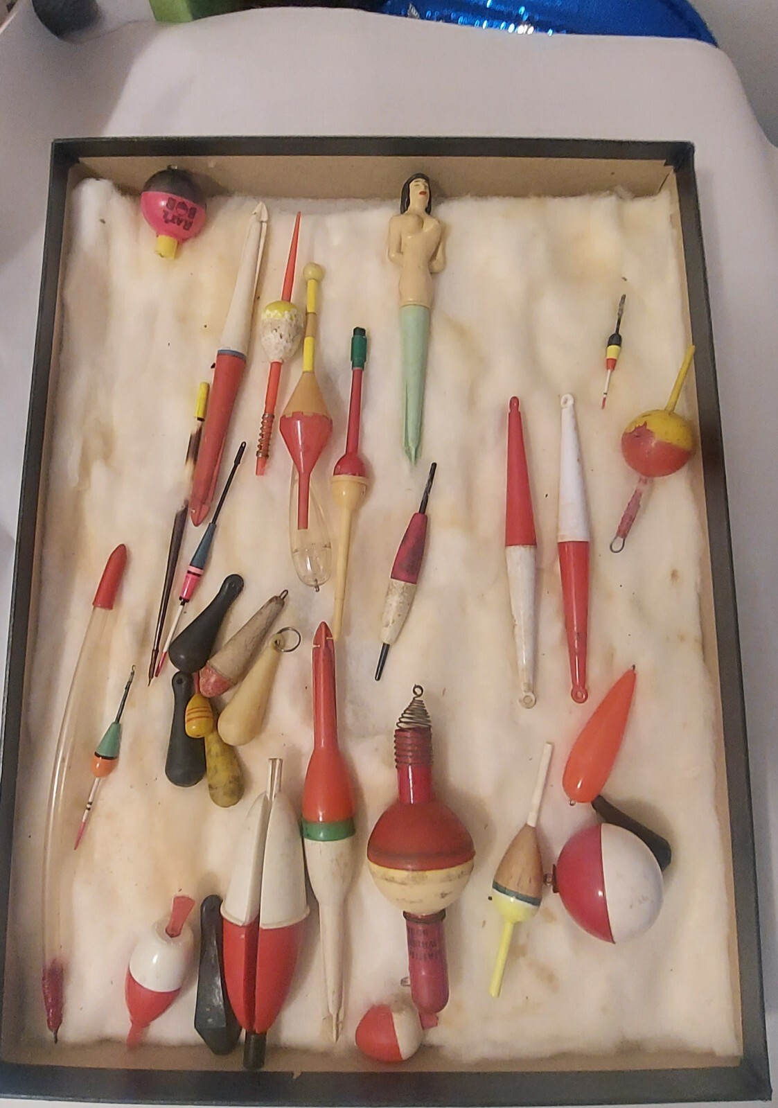 VINTAGE LOT OF 60 FISHING BOBBERS ANTIQUE TACKLE FISHING LURE FLOATS eBay