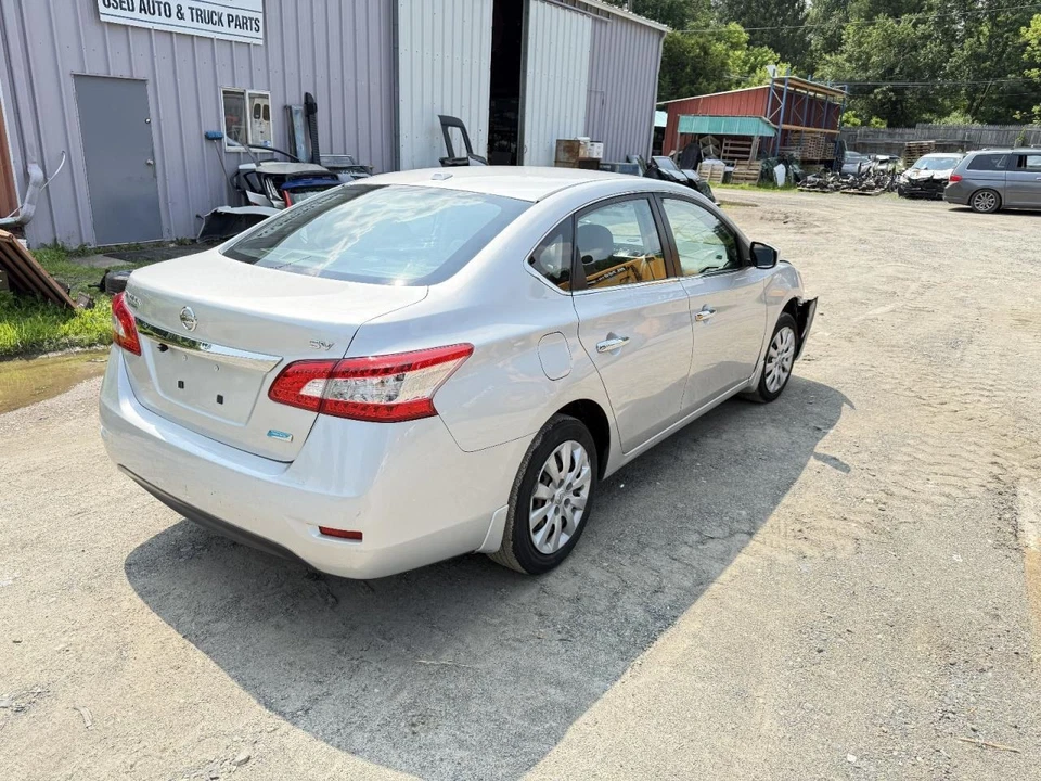 Nissan Sentra 2013-2019 puerta delantera izquierda del lado del conductor plateada Foto 4 de 4