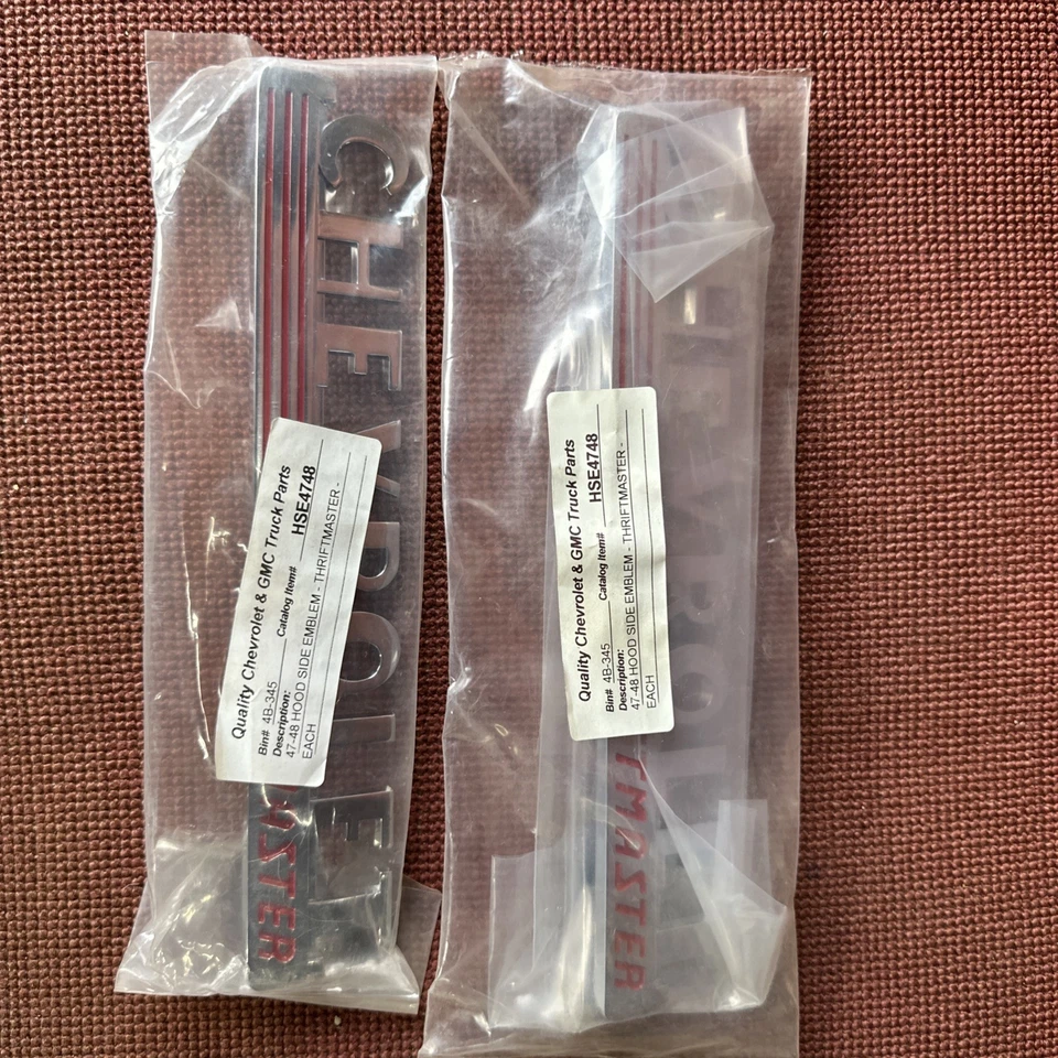 Par de emblemas laterales del capó Chevrolet Thriftmaster 47-48 camioneta Chevy Suburban Foto 4 de 4