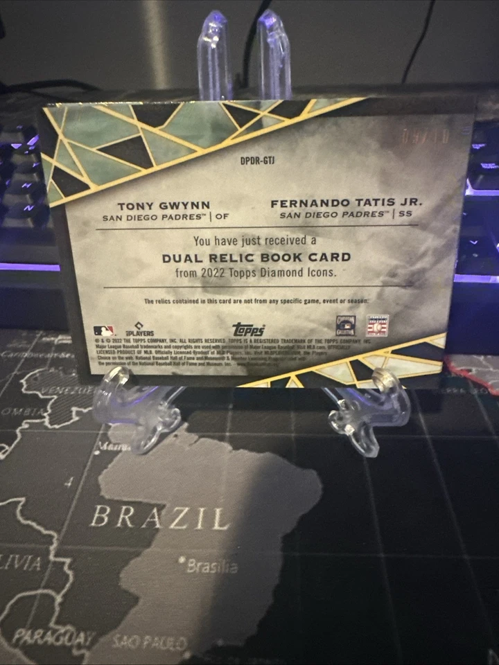 Libro de reliquias dobles Topps Diamond Icons 2022 Fernando Tatis Jr. y Tony Gwynn/10 Foto 2 de 4