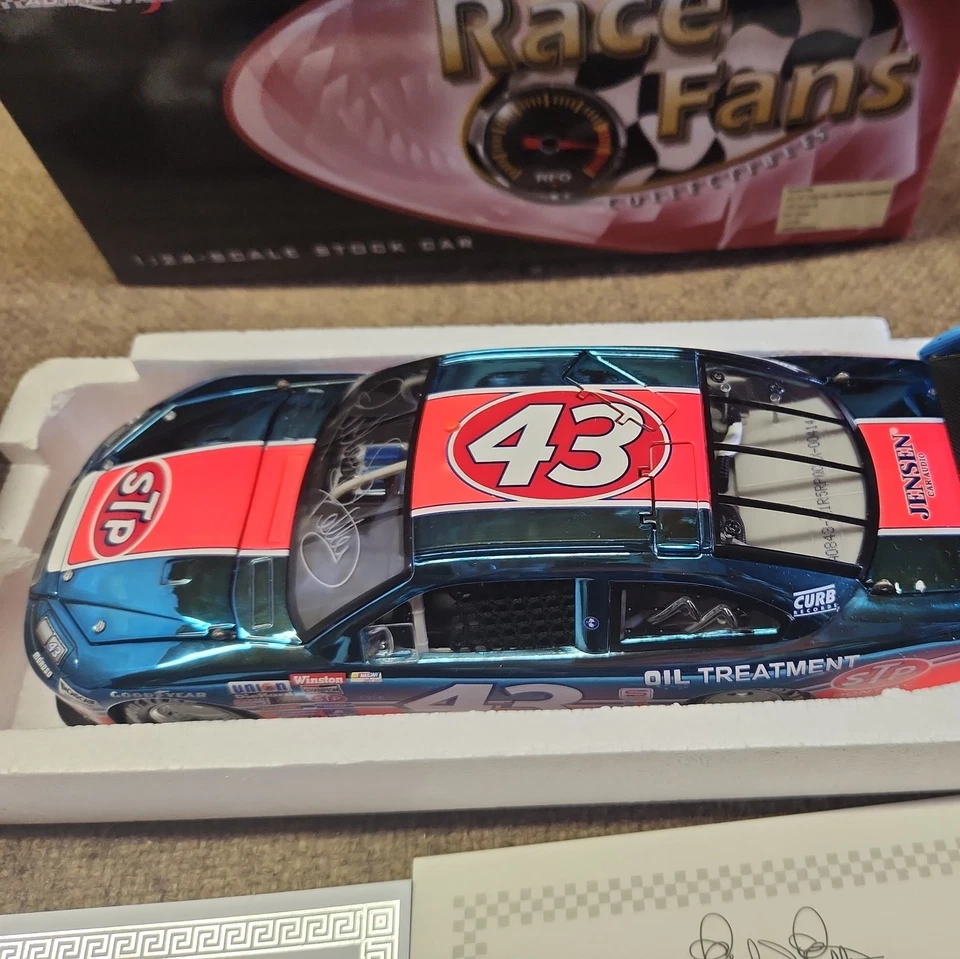 Autografiado por Richard Petty 2008 # 43 STP escala 1:24 200ª victoria 1984 Foto 2 de 4