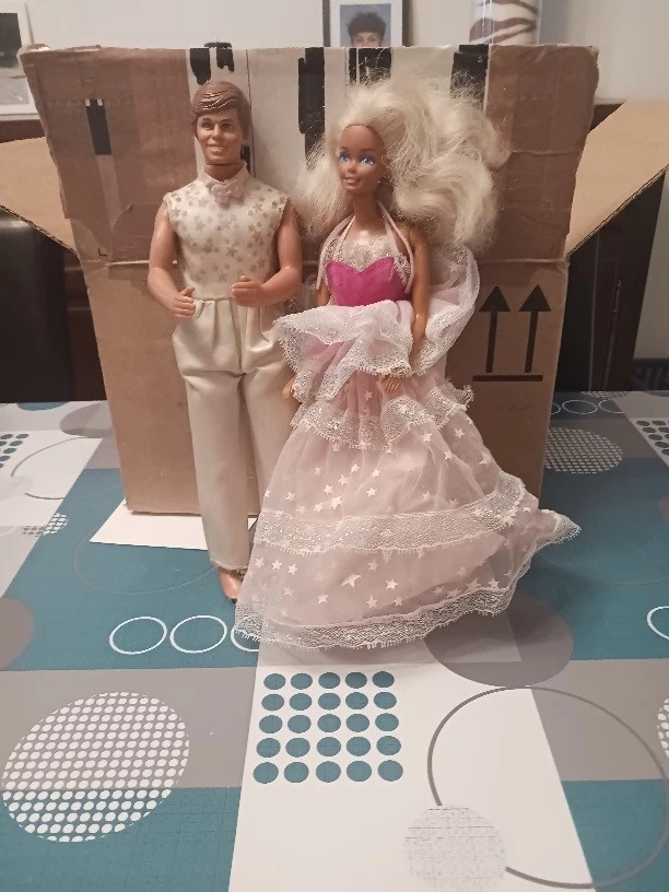 vends couple ken et barbie dream glow sans boîte avec leur tenue - Photo 1/3