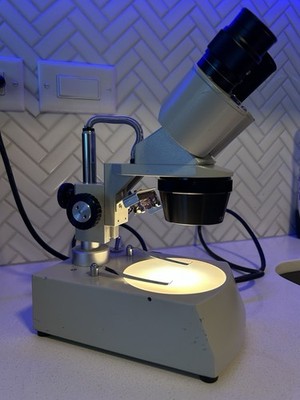 Meiji Techno SKT-2BT Stereo Microscope WF10X Eyepieces 1X/3X Illuminated Base