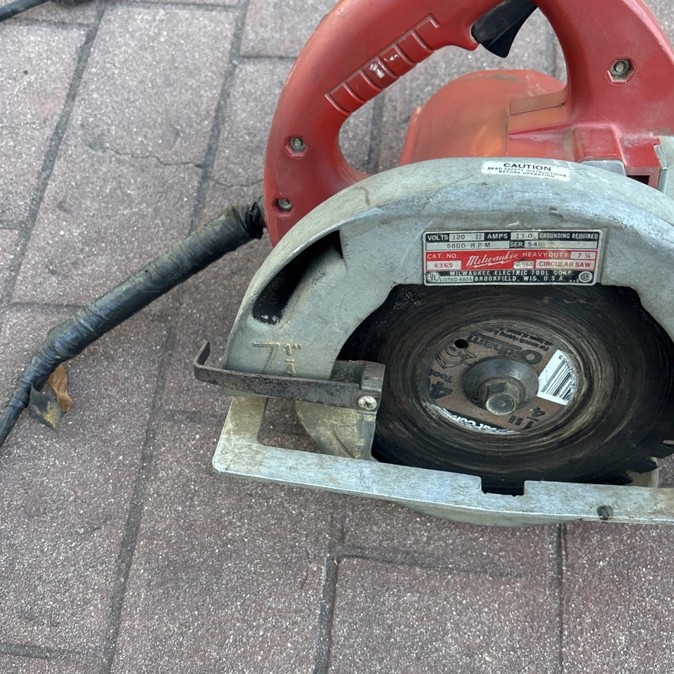 Sierra circular Milwaukee 6365 de alta resistencia de 7-1/4" hecha en EE. UU. eléctrica con cable FUNCIONA Foto 4 de 4