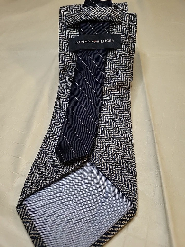 Corbata Tommy Hilfiger Plateada Azul Cuadros Geométricos Mezcla Lana Seda Foto 2 de 3