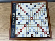 Juego de mesa giratorio de madera Scrabble Deluxe Classic Edition caja abierta