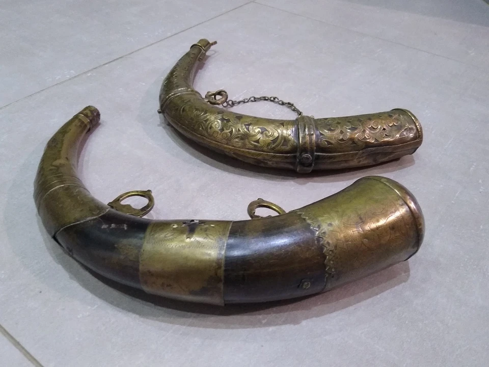 Poire à poudre orientale dorée - Photo 2/4