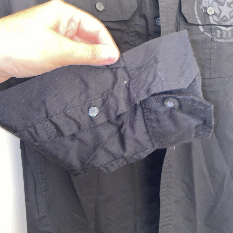 Camisa informal grande con botones de manga larga negra gráfica para niños grandes de la marca Helix Foto 3 de 4