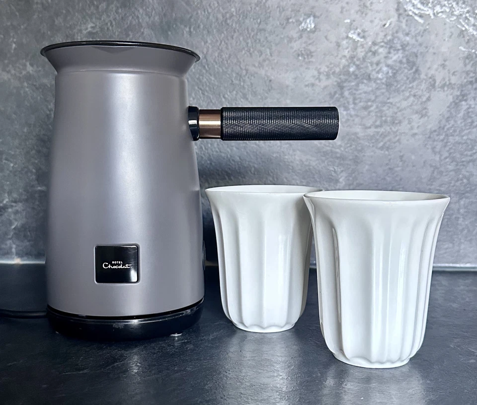 Hotel Chocolat Velvetiser Heiße Schokolade Maschine Aufschäumer Anthrazit mit 2 Pod Tassen