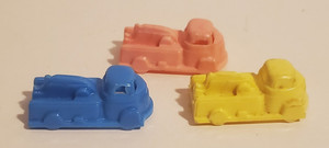 VINTAGE SMALL HARD PLASTIC TOW TRUCK BOARD GAME PIECES? PINK BLUE YELLOW LOT/3