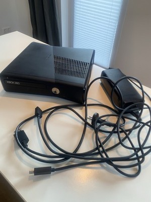Xbox 360 Konsole Mit Kabeln