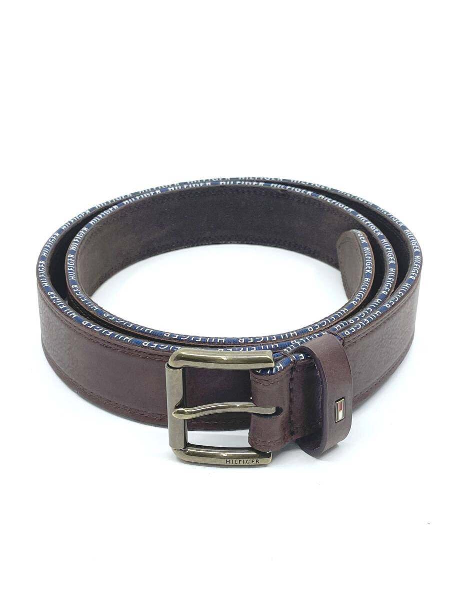 Tommy Hilfiger Men’s Brown Leather Belt with Top and Bottom Logo Design