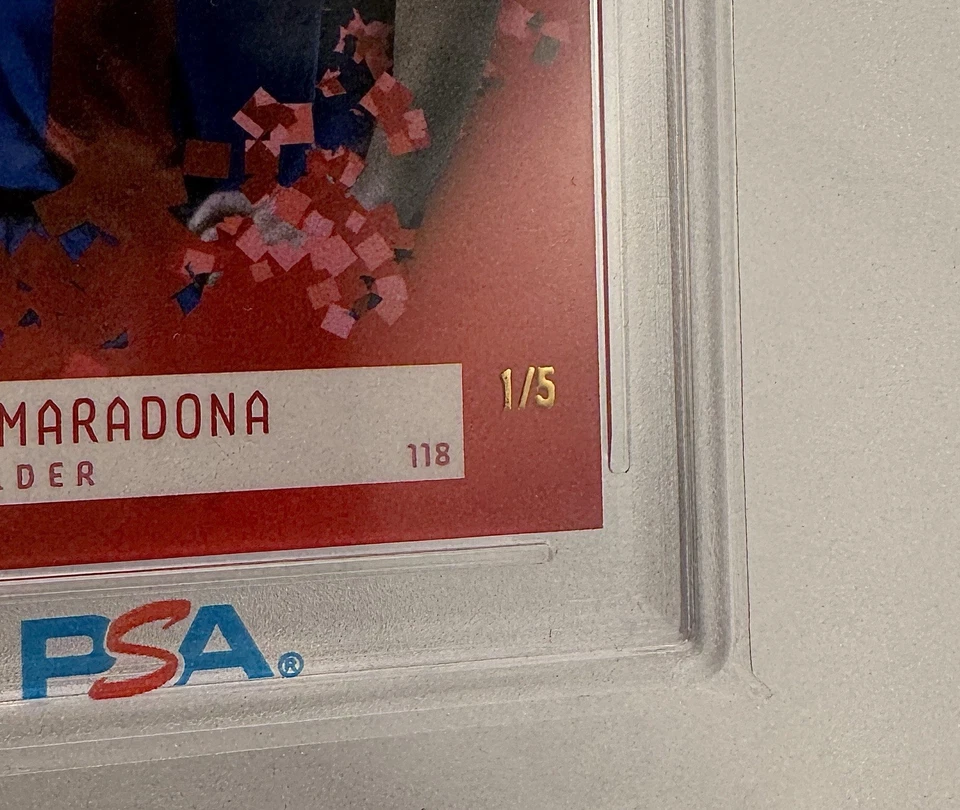 Fútbol Total Topps 2024-25 #118 - Diego Maradona Rojo Paralelo /5, PSA 9 ¡COMO NUEVO!! Foto 3 de 4