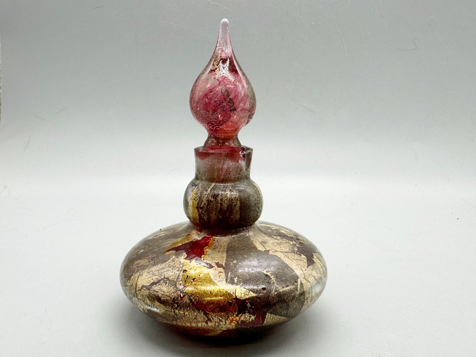VINTAGE ART GLASS STOPPERED PERFUME SCENT BOTTLE GOLD FOIL PINK RED COLLECTABLE