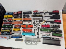Mixed Lot HO Scale Model Trains Santa Fe Burlington Northern Freight Car/Engines