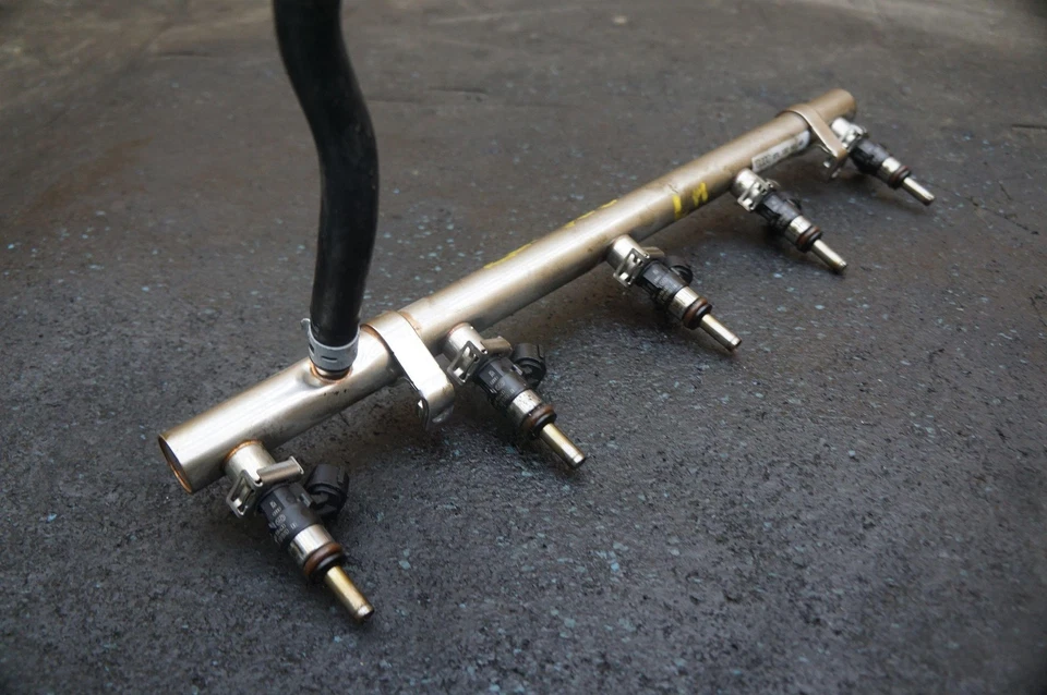 Juego derecho 5 inyectores de combustible y tubo de riel 07L133681AB Audi R8 Lms GT4 2018 Foto 2 de 4