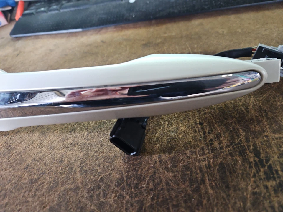 Рукоятка передней правой двери 14–16 Infiniti Q50 белая 80640-4GA6A 82646-4GA6A - Изображение 4 из 4