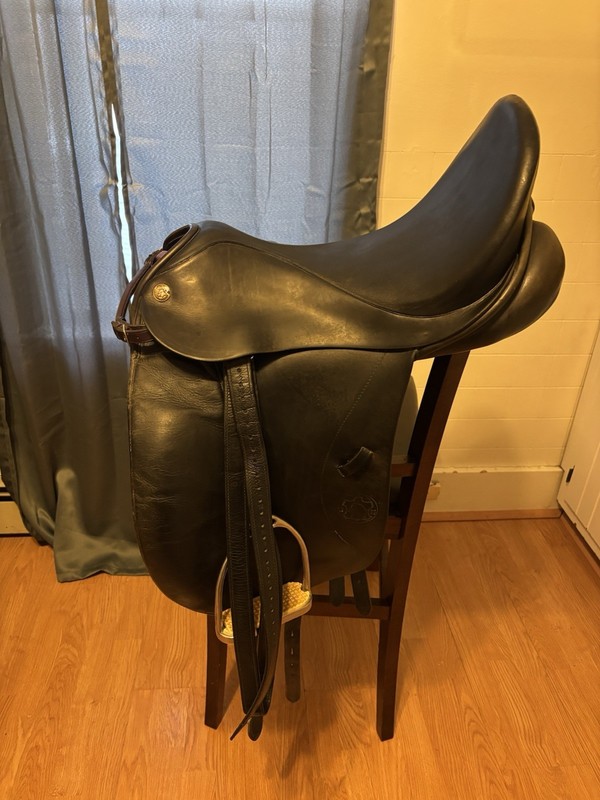 Black Hennig Dressage Saddle 17.5 Flocked
