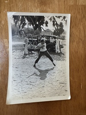 VINTAGE BLACK & WHITE PHOTOS  HANDSOME MUSCLE ATHLETIC COLLEGE MEN PLAY BASEBALL